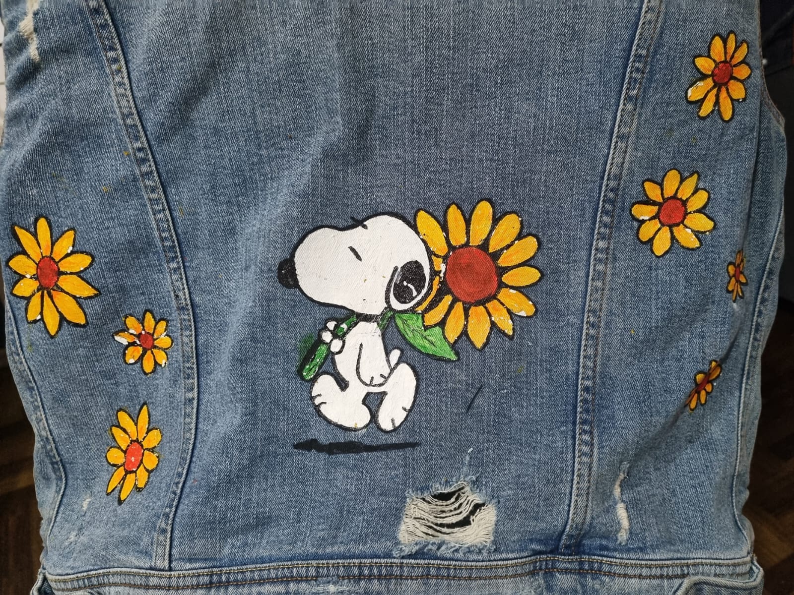 Chaleco de denim intervenido, pintado a mano